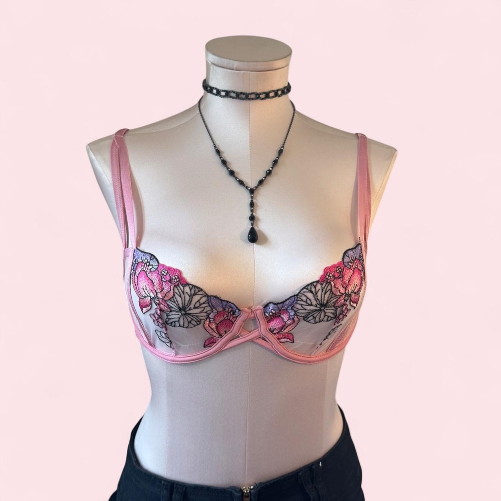 Victoria's Secret pink floral lace bra in size 30DD